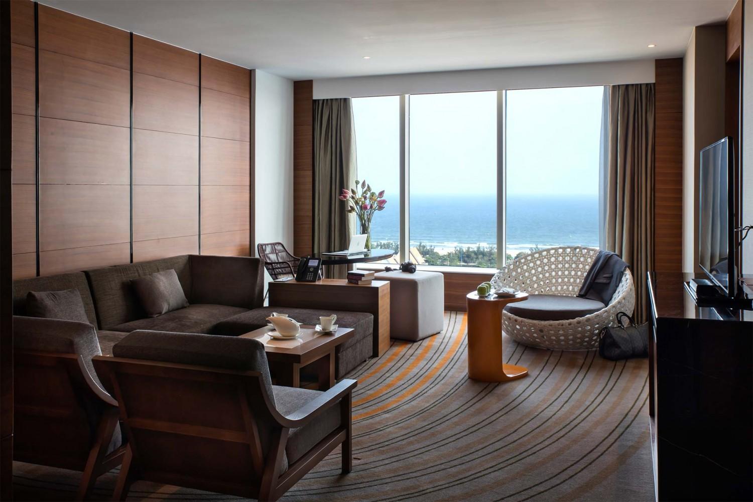 http://d2e5ushqwiltxm.cloudfront.net/wp-content/uploads/sites/23/2016/07/08043939/7133-Deluxe-Suite-living-room.jpg