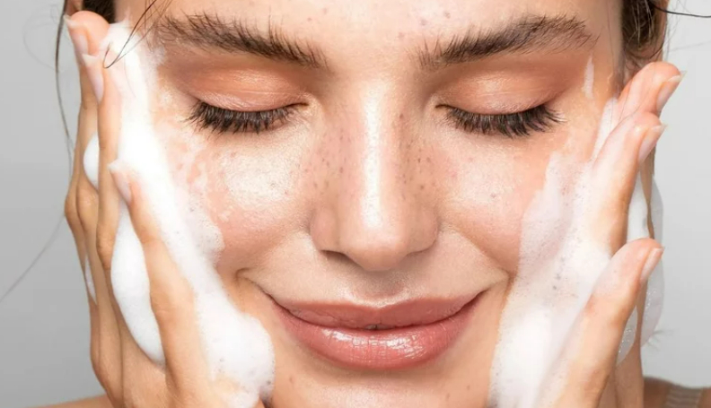 Chức năng cơ bản của chăm sóc da là làm sạch, cấp ẩm và bảo vệ da.