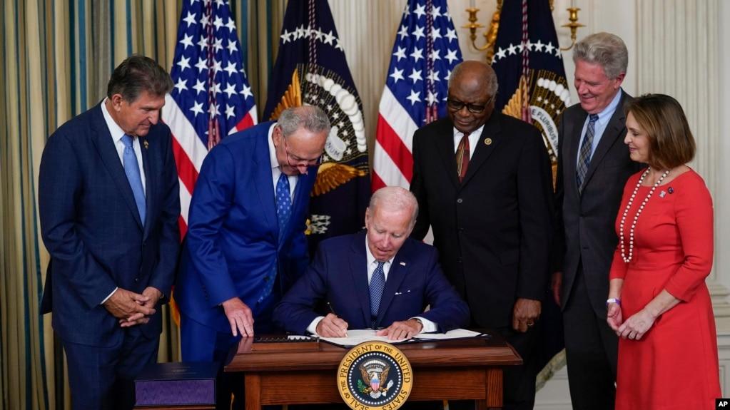 Tổng thống Joe Biden ký luật biến đổi khí hậu và giá thuốc hôm 16/8/2022.