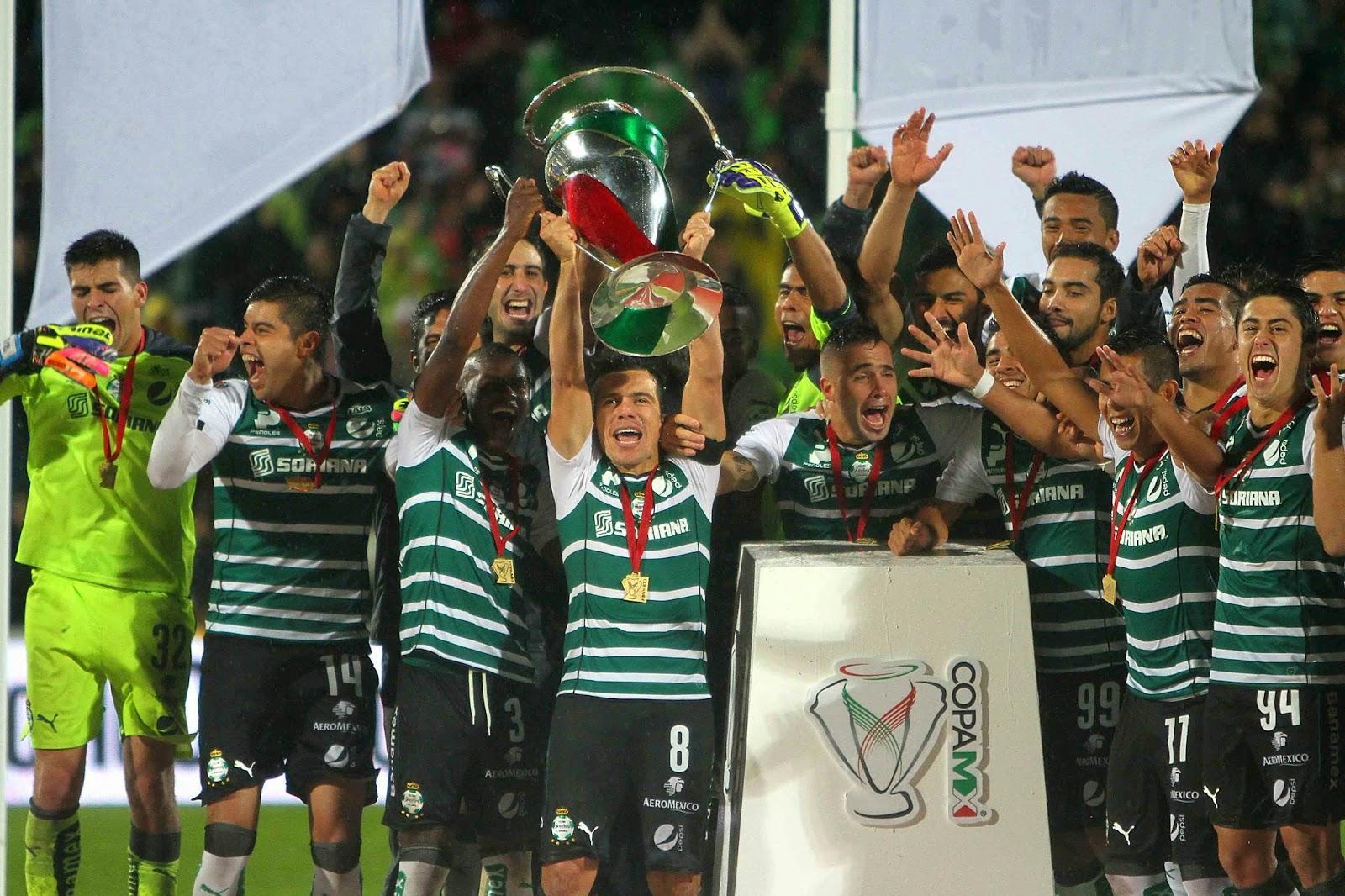 Club Santos Laguna levanta a taça a Apertura de 2014 – Foto por: desconhecido