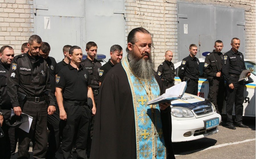 Той самий священник тепер благословляє вже українську поліцію. Де він щирий? - фото 58439