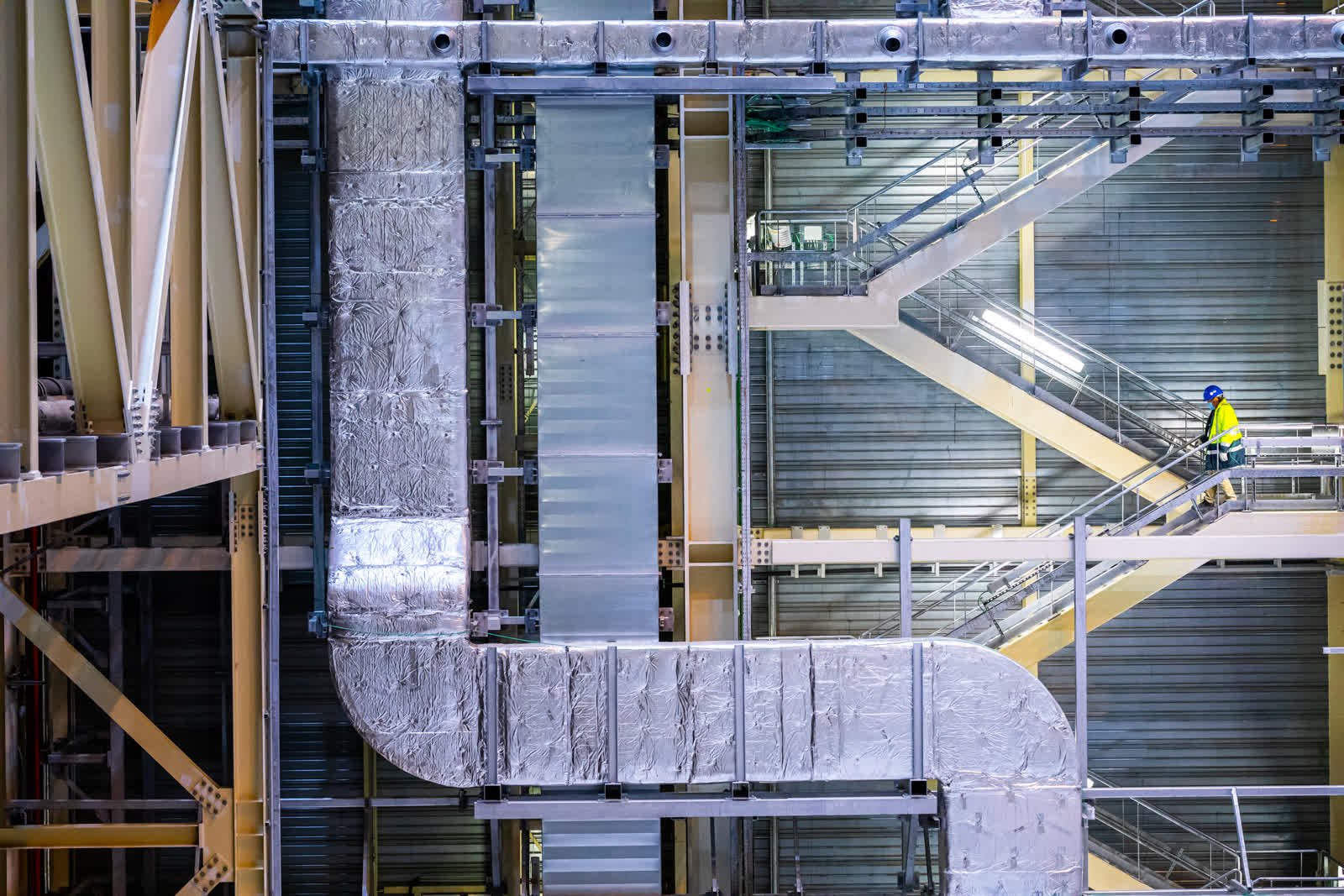 Звивисті сходи за системою опалення, вентиляції та кондиціонування ITER у його 60-метровому актовому залі.