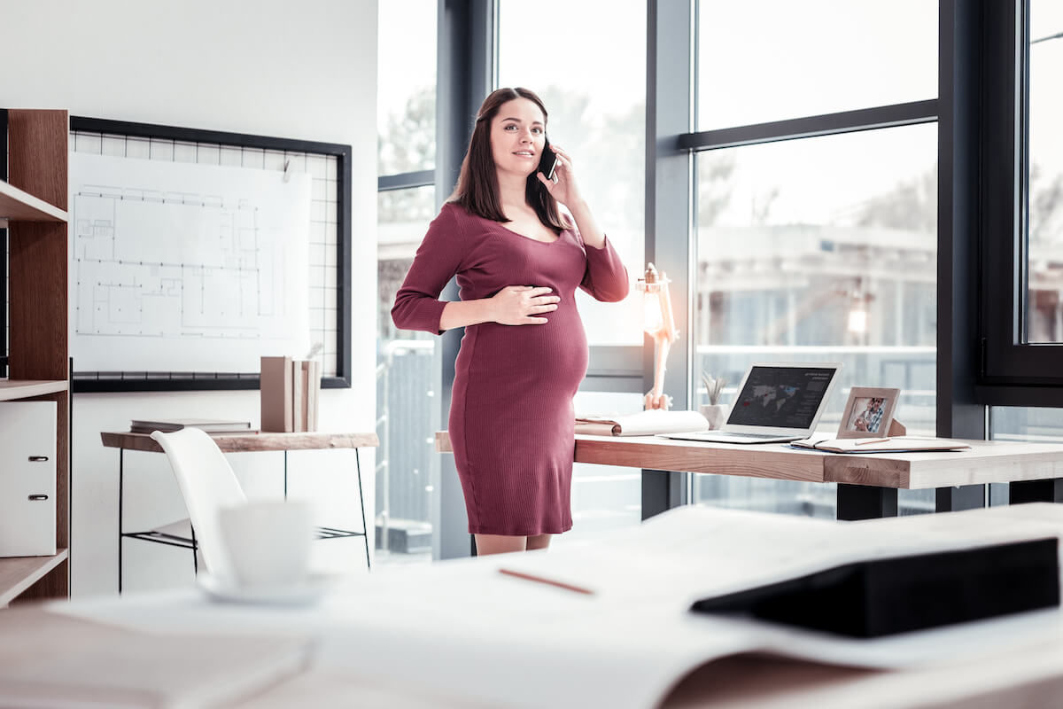 FMLA maternity leave: pregnant woman in her office