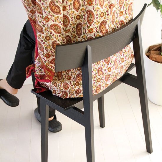 背筋が伸びる椅子「half chair」。好みの長さに脚をカットできるセミオーダー仕様。