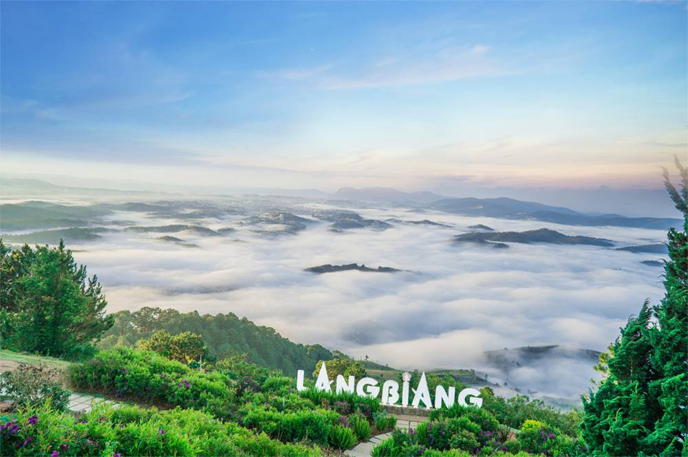 Langbiang là địa điểm thích hợp để ngắm khung cảnh hoàng hôn và săn mây Đà Lạt (Nguồn: Internet)