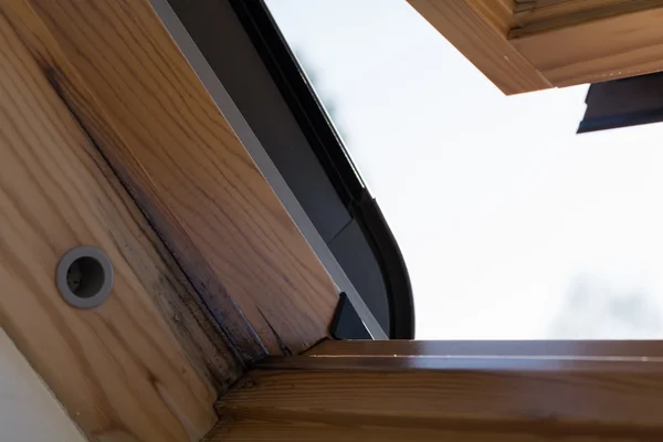 bois endommagé fenêtre de toit VELUX fuite d'eau
