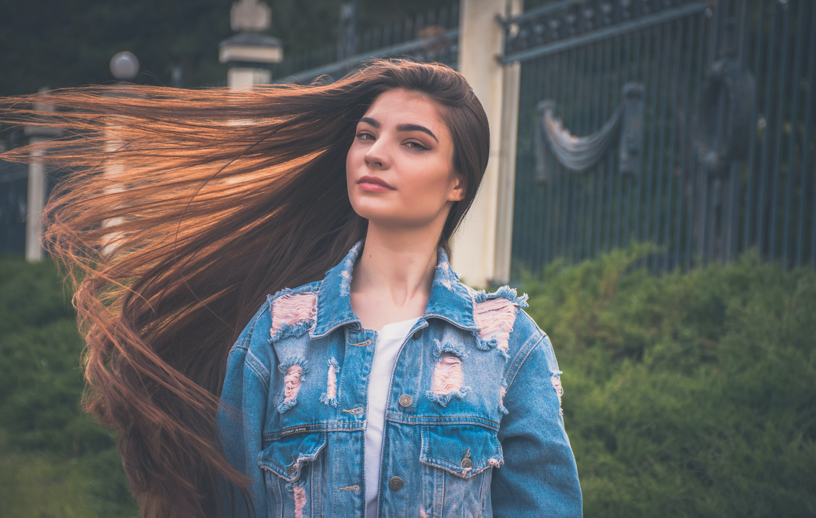 Rich results in 'fake hair extensions'.