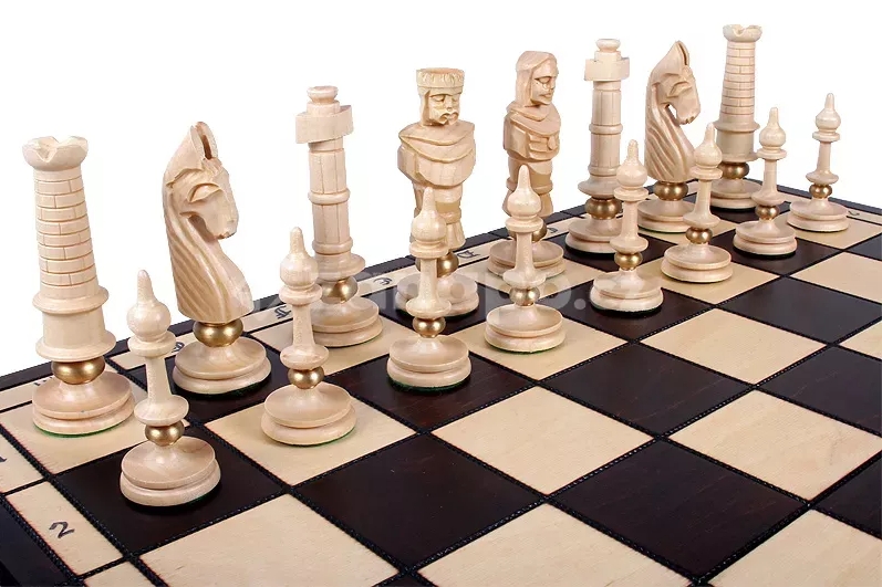 Dekorativní šachy s ručně vyřezávanými figurkami.