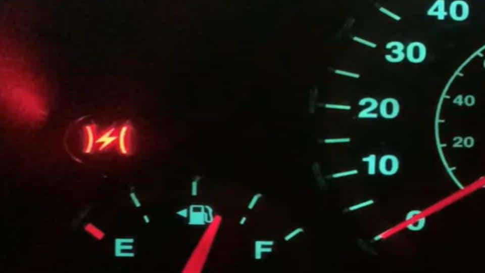 Red Lightning Bolt On Dash: Look Out For This Dangerous Sign!