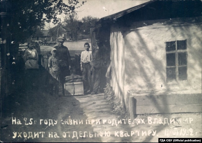Семья провожает Владимира. 13 июня 1932 года. Место хранения фото: Государственный архив СБУ, фонд 6, дело 75489-фк, том 2