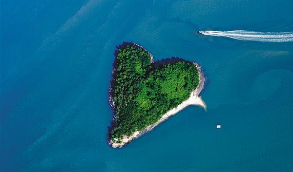 keindahan pulau berbentuk hati