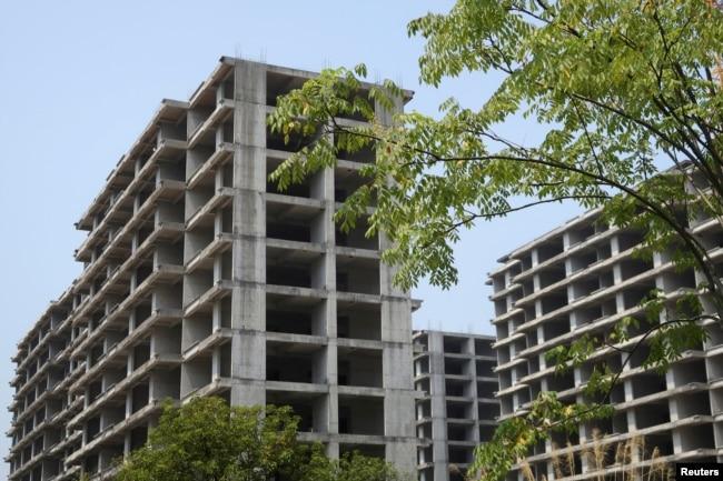 中国房地产企业佳登宝公司在广西桂林的一处没有完工的住宅楼建筑工地。(2022年9月17日)