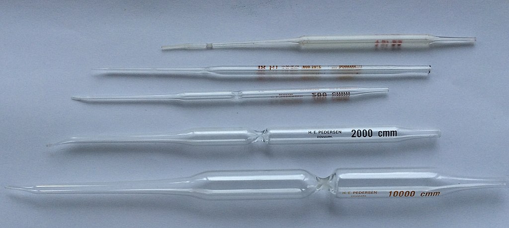 https://upload.wikimedia.org/wikipedia/commons/thumb/8/81/Carlsberg_micropipettes.jpg/1024px-Carlsberg_micropipettes.jpg