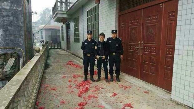 张扣扣涉嫌杀人致3人死亡,案发后被带到现场。(媒体人提供)