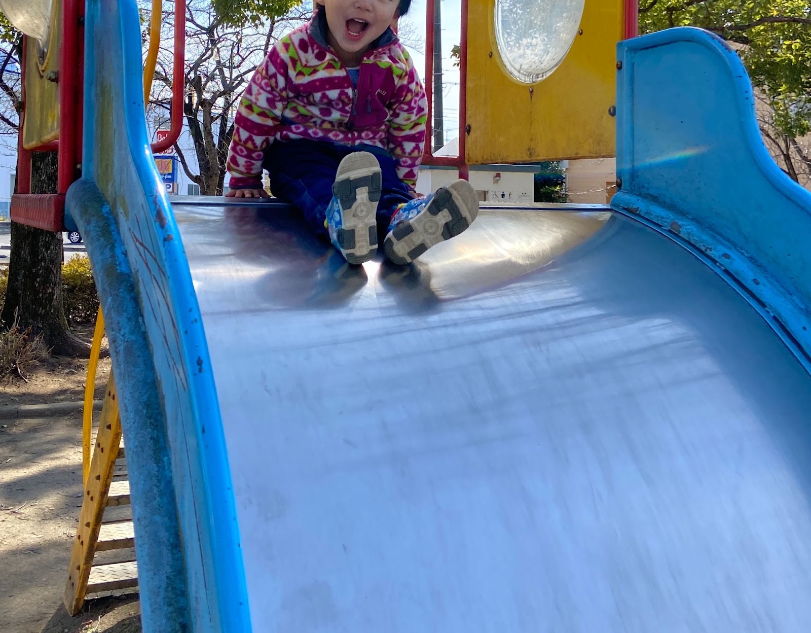 滑り台で遊ぶ男の子