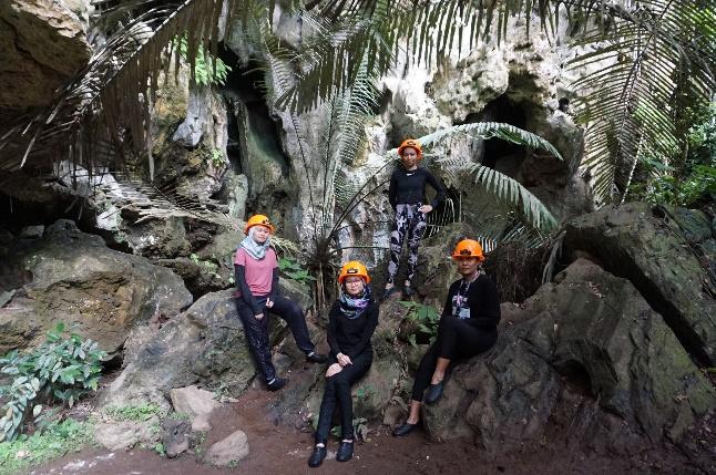 A group of people posing for a picture in a cave

Description automatically generated with medium confidence