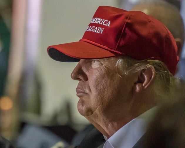 Donald Trump, con una gorra con el lema Make America Great Again (hagamos a Estados Unidos grande otra vez), en la campaña de 2016. Foto: Windover Way Photography/Shutterstock