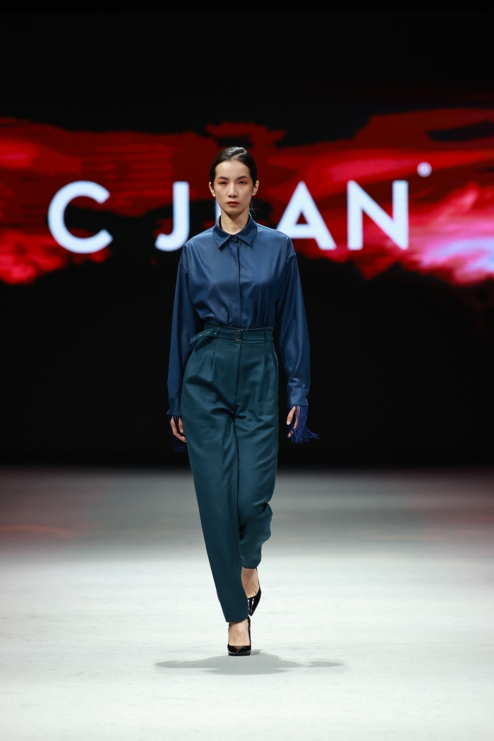 Full picture of a model rocking C jean and looking like a star while at it