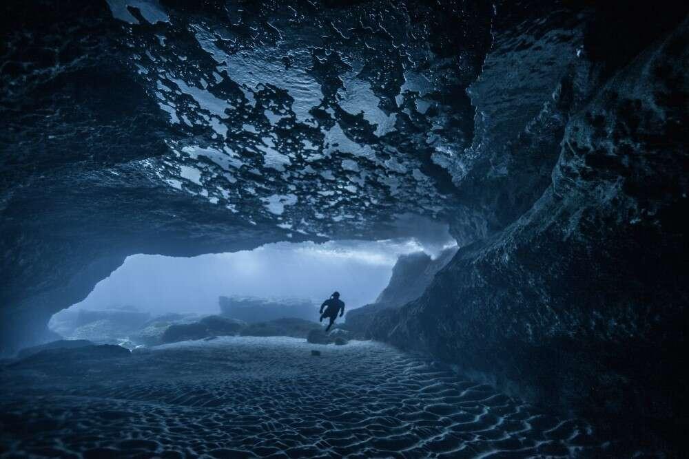 https://cdn.iflscience.com/images/8cb0d187-d248-5be5-b0bf-5c8ae8320576/content-1591695033-underwater-caves-by-atvictordevalles-spain.jpg