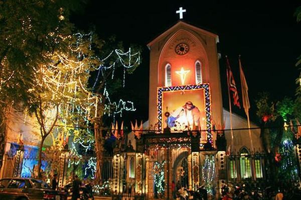 Nhà thờ Hạnh Thông Tây đẹp lung linh vào đêm Noel