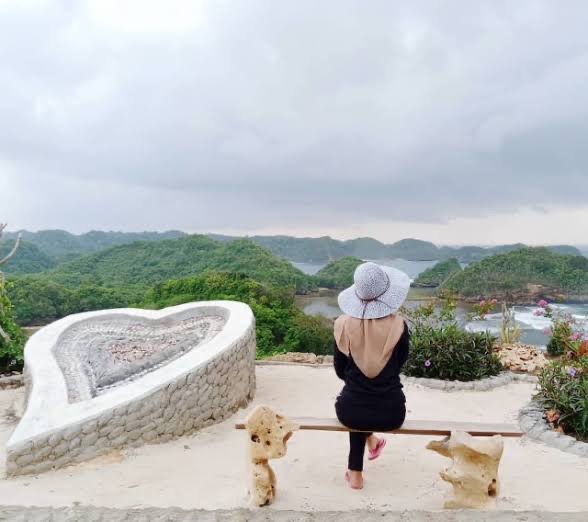 pantai teluk asmara
