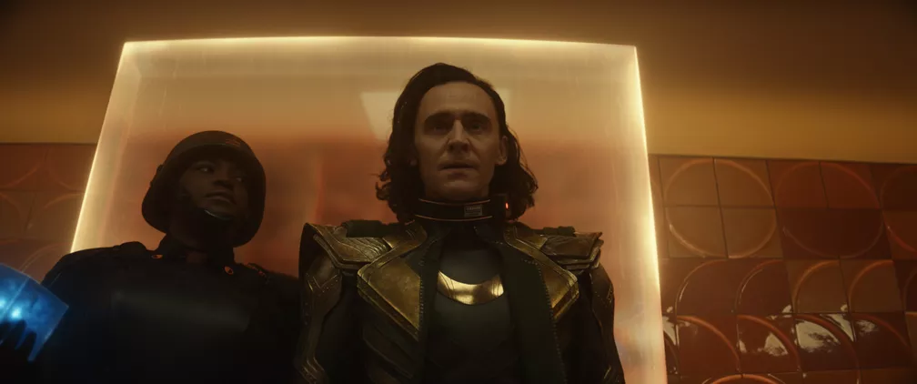 Loki, terceira série do UCM no Disney+ traz de volta Deus da trapaça e dispõe de todo o carisma de Tom Hiddleston no protagonismo da mesma.