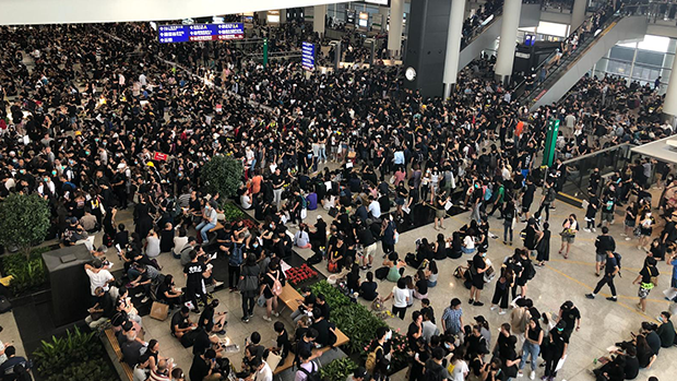 2019年8月12日，近万名市民在香港国际机场，参与反修例集会。（文海欣 摄）