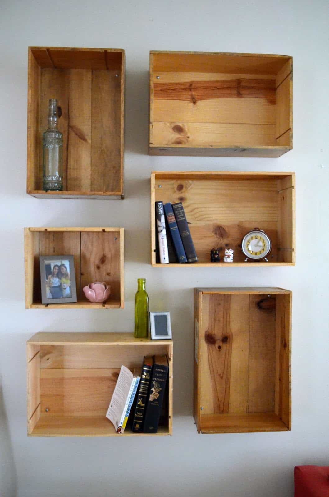 Kệ gỗ với các ô riêng biệt được gắn vào tường cùng tạo điểm nhấn giản đơn cho căn phòng