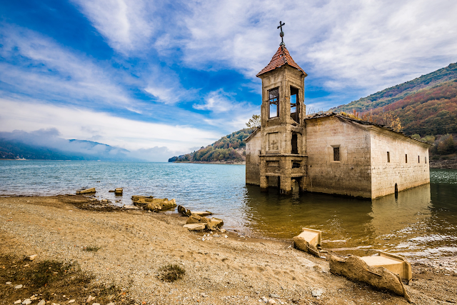 Những hình ảnh đầy cảm xúc về những ngôi nhà thờ chìm trong nước