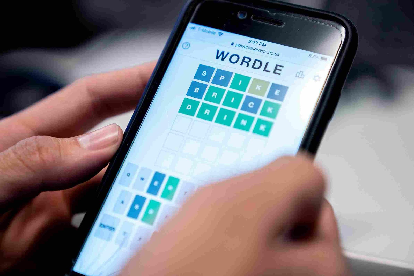 A person holding a cell phone

Description automatically generated