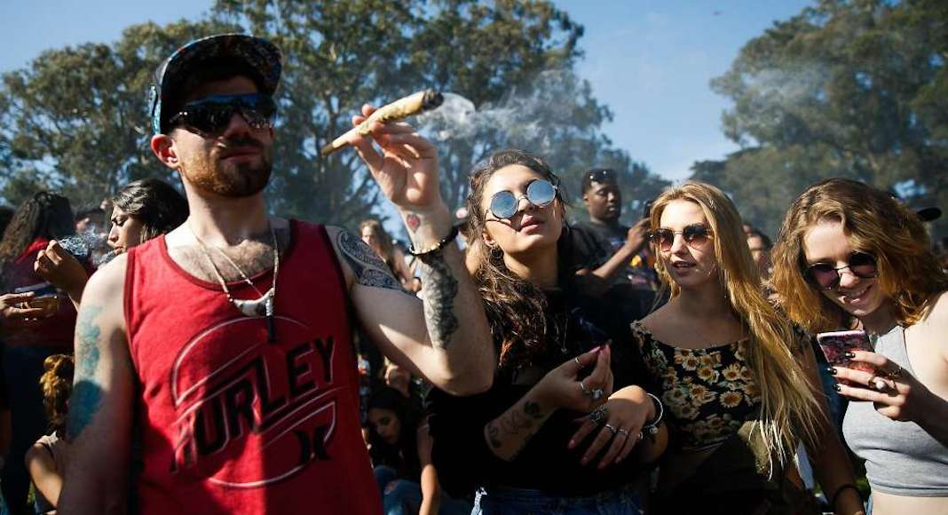 Jeunes tenant un joint de cannabis dans une fête