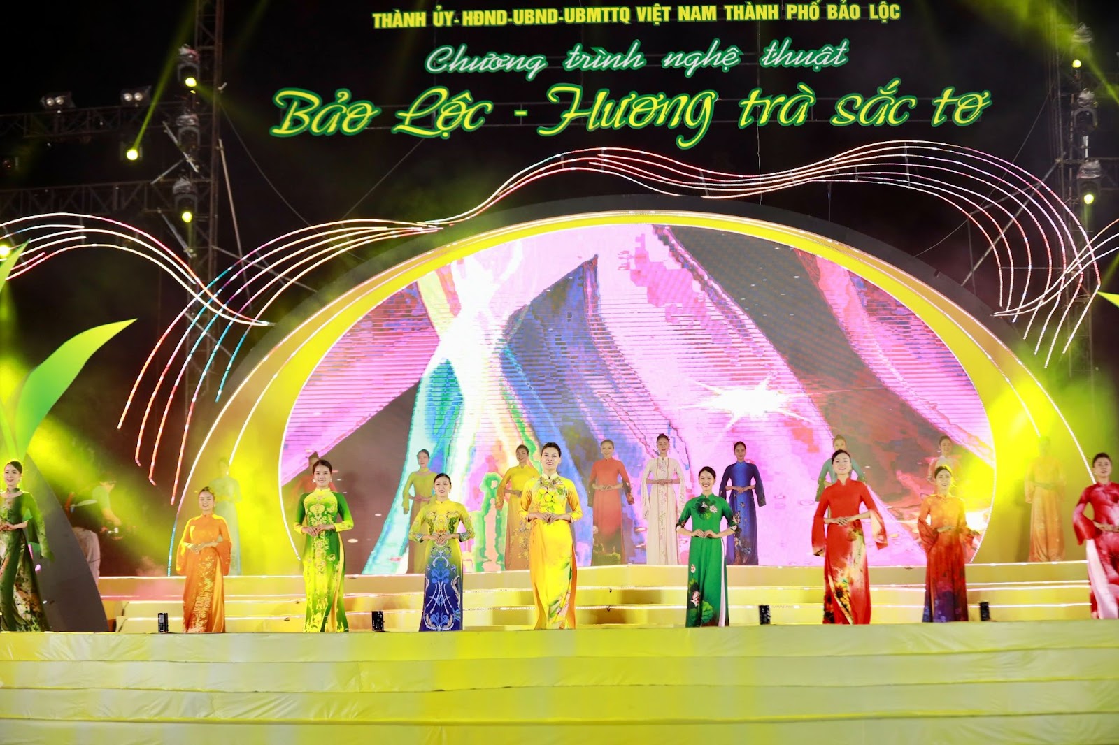 BST Hương Sắc Ngàn Hoa: Vẽ mộng mơ của những mùa hoa Đà Lạt lên áo dài - Ảnh 4.