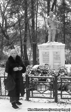 Ксения (сестра Нины Хрущевой) в Жиздре возле памятника, на котором написано имя Леонида, 2011