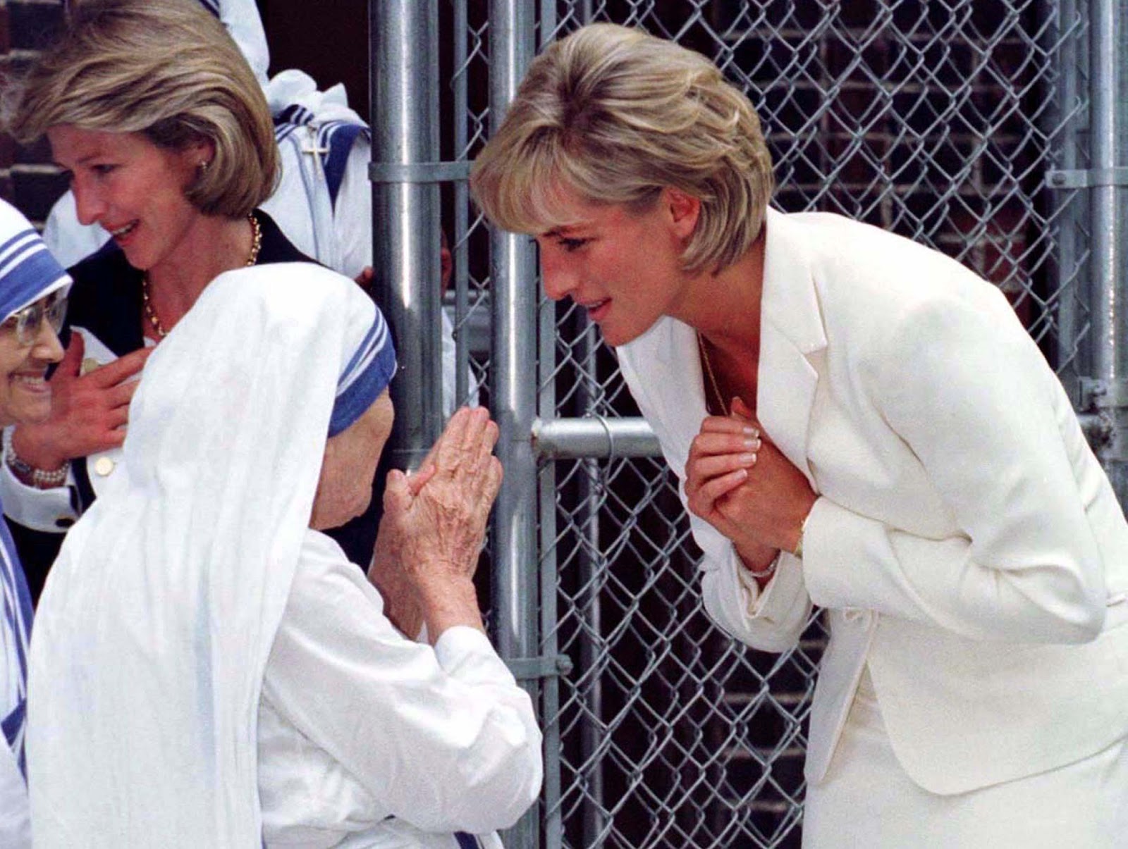 Princess of Wales bows to Mother Teresa in New York, 1997