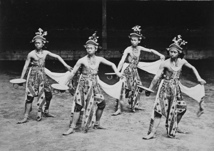 Berkas:COLLECTIE TROPENMUSEUM Beksan Entheng dansers aan het hof van de sultan van Jogjakarta TMnr 60027246.jpg