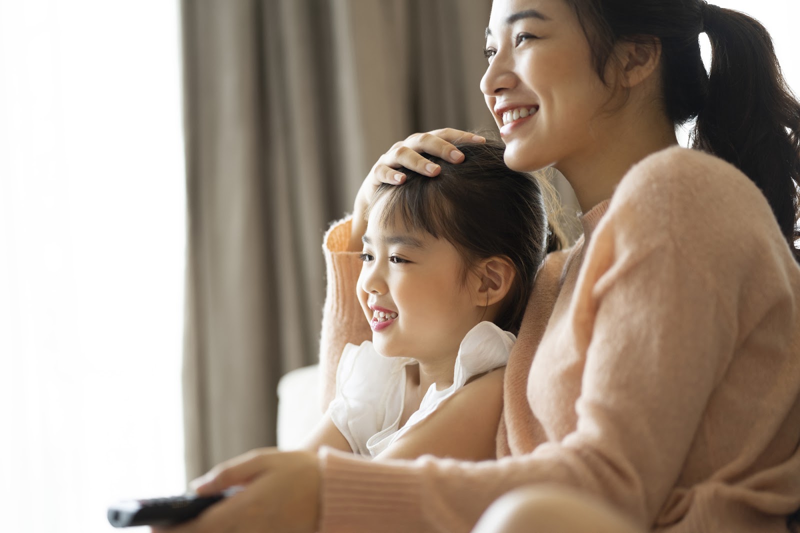 【0〜6歳年齢別】テレビが子どもに与える影響とは。発達や視力の観点から、テレビと上手に付き合う方法について解説。