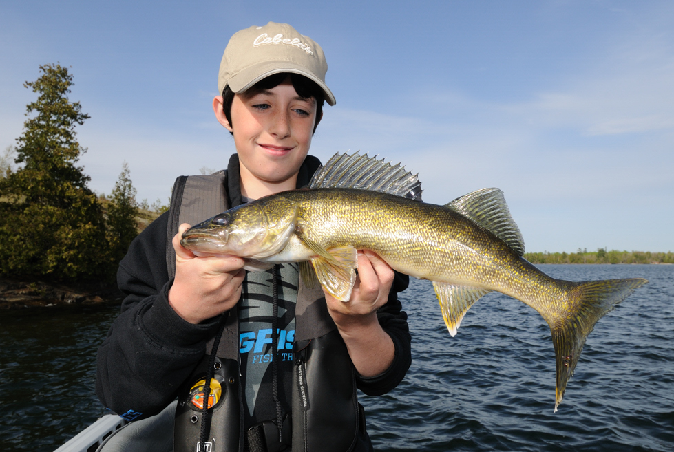 How To Hold Fish Correctly - Walleye