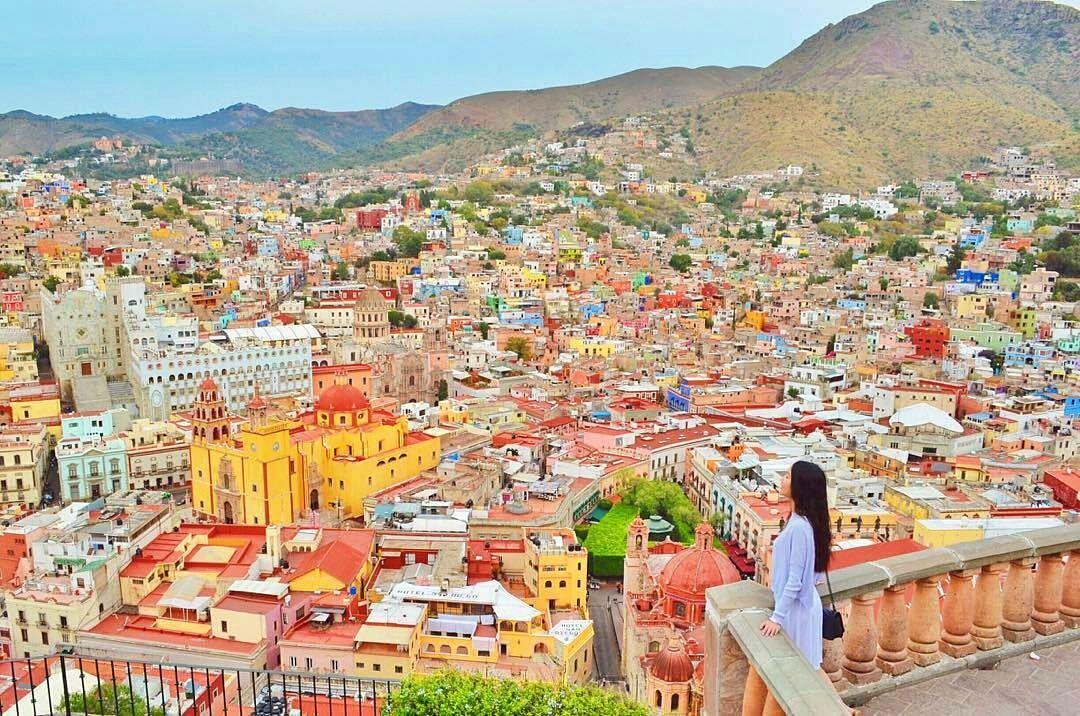 Una caricatura de una montaña

Descripción generada automáticamente con confianza baja