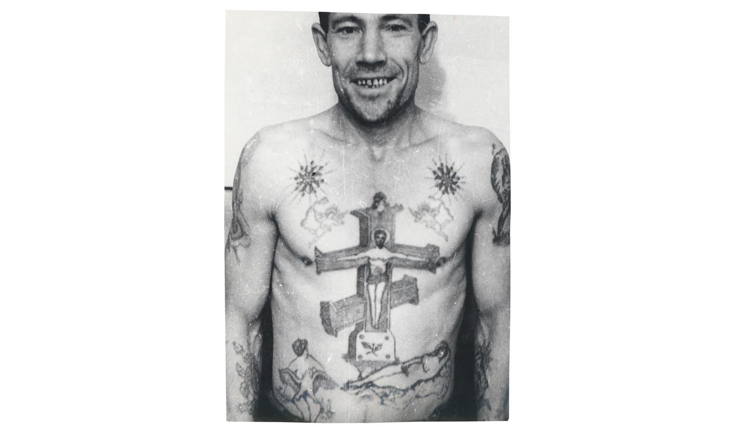 Линии размещённые внутри концов звезды на плечах этого заключённого означают, что обладатель татуировки нёс военную службу, но бросил её и ушел в криминал.