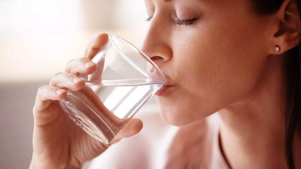 tomar água depois de comer