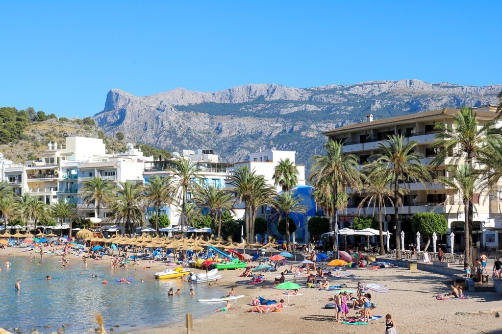 playa turística en septiembre en Palma de Mallorca con alto empleo
