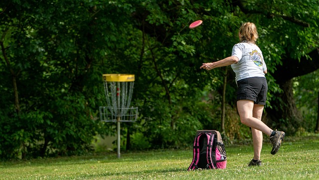 a lady playing the camping game Frisbee golf