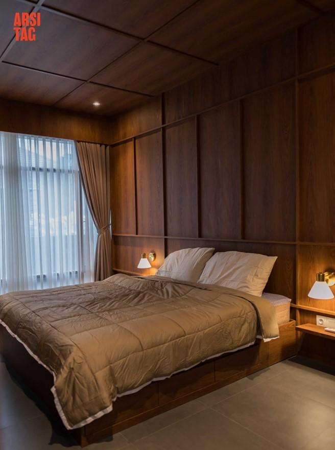 Kamar tidur bernuansa kayu yang estetik, karya Birka Loci via Arsitag  