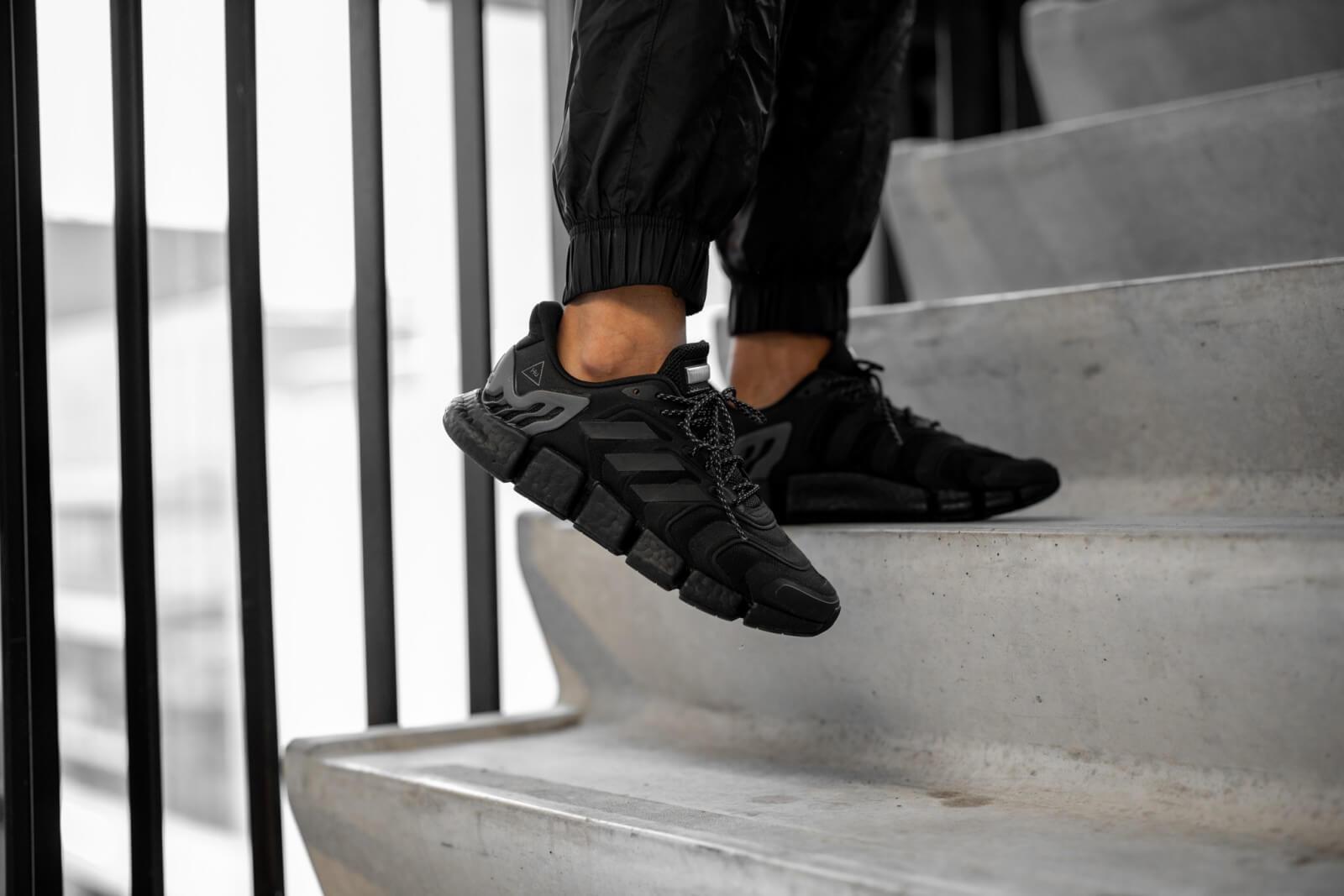 5 รองเท้าผ้าใบ adidas Originals X Pharrell Williams Triple Black Collection10