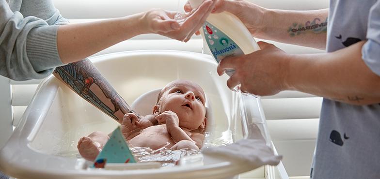Baby Bathing: The Newborn baby bath step by step Gide