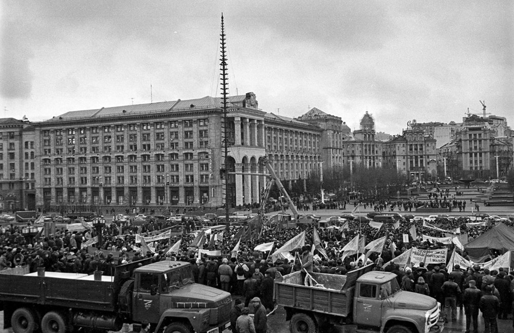 Учасники акції «Україна без Кучми» розгортають наметове містечко на майдані Незалежності. 15 грудня 2000 року.