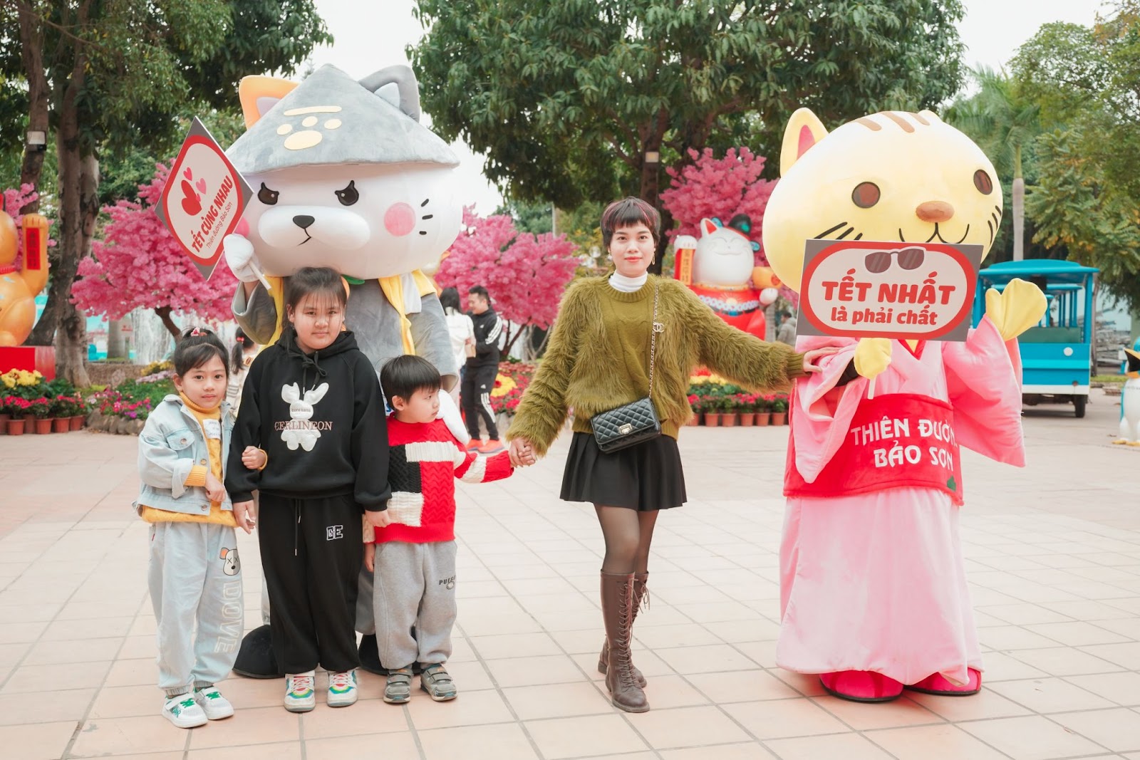 Khách hàng check in cùng binh đoàn mascot Katie Town