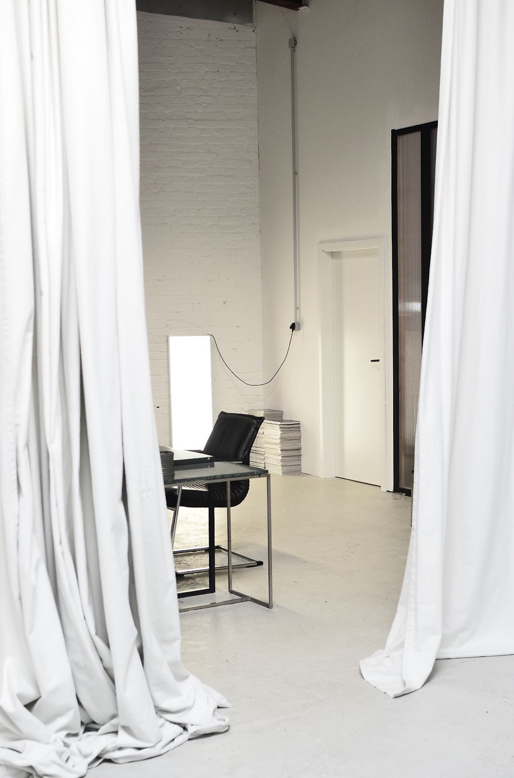 窗簾的大面積背景，整潔的畫面能夠提升自己的形象與專業度。