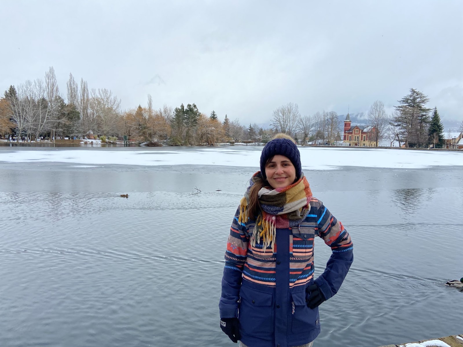 Eva en el lago de Puigcerdà helado en invierno