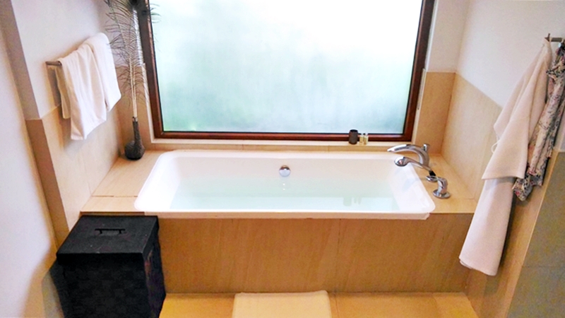 luxury villa bath tub.jpg